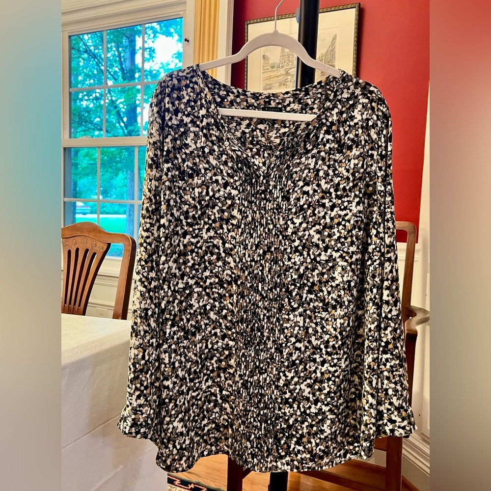 Women's Black and White Patterned Top